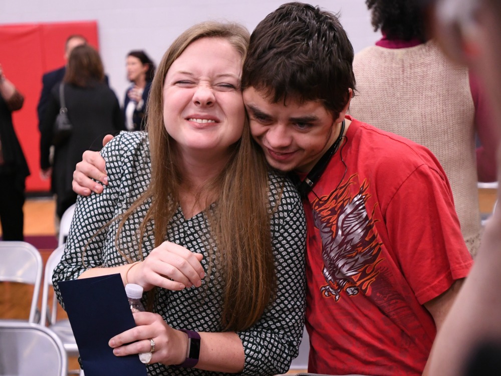 1000w Knoxville 2017 Paula Franklin hug from student2