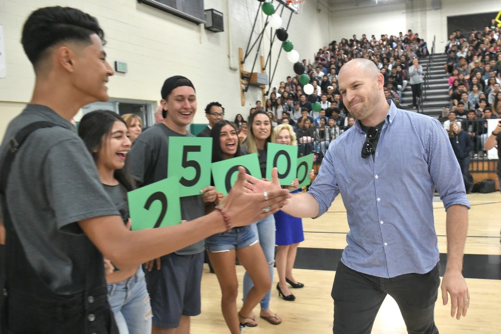 1000w Oxnard 2017 Aaron Ferguson high fives students2