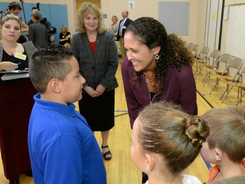 Aimee Schade talks with students 1000w