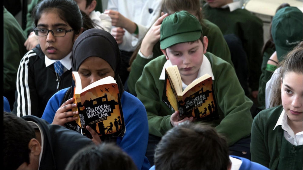 Children of Willesden Lane children reading 1000w