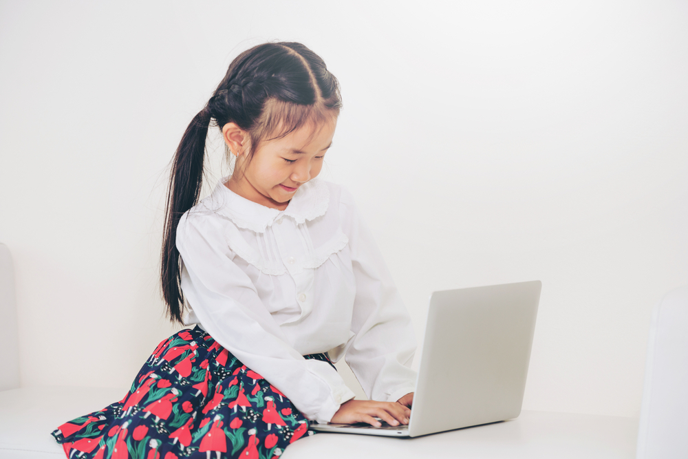 Girl with laptop 1000w