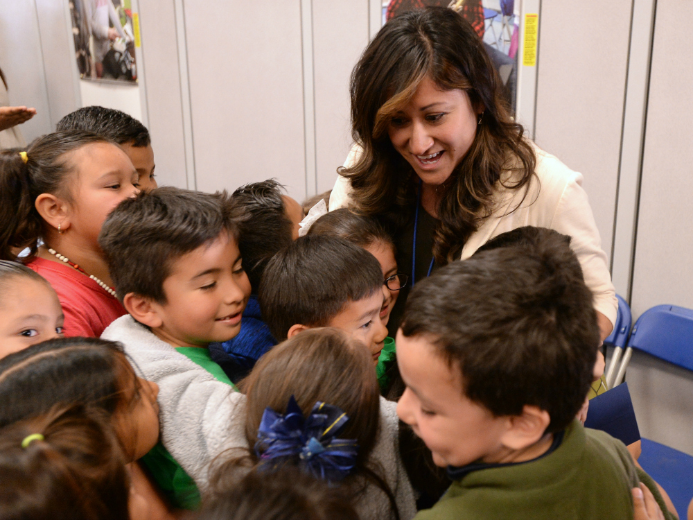 Katherine Shaw with Washington Elementary students 1000w