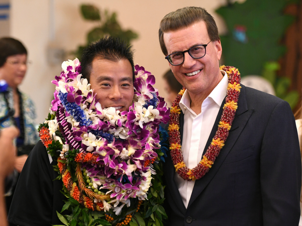 Lowell Milken congratulates Masaru Uchino 1000w