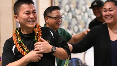 1000w Aiea 2017 colleagues congratulate Ken Kang
